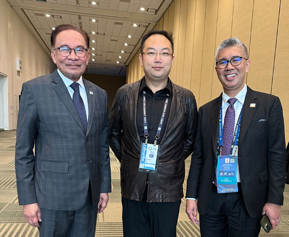 馬來西亞首相安華（左一）、APEC籌委會(huì)聯(lián)合主席徐鵬（中）、馬來西亞商務(wù)部長(zhǎng)TENGKU ZAFRUL TENGKU ABDUL AZIZ（右一）